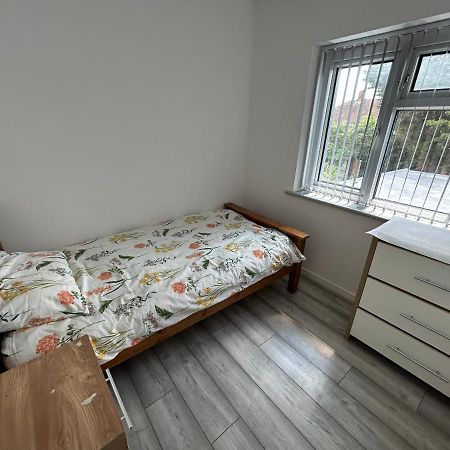Lovely 3 Bedroom Entire Home With Street Parking - Close To Nec, Bhx Airport - Sleeps 6 Guests Ideal For Contractors & Families Бірмінгем Екстер'єр фото