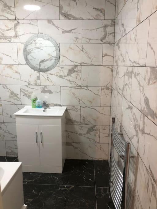 Lovely 3 Bedroom Entire Home With Street Parking - Close To Nec, Bhx Airport - Sleeps 6 Guests Ideal For Contractors & Families Бірмінгем Екстер'єр фото