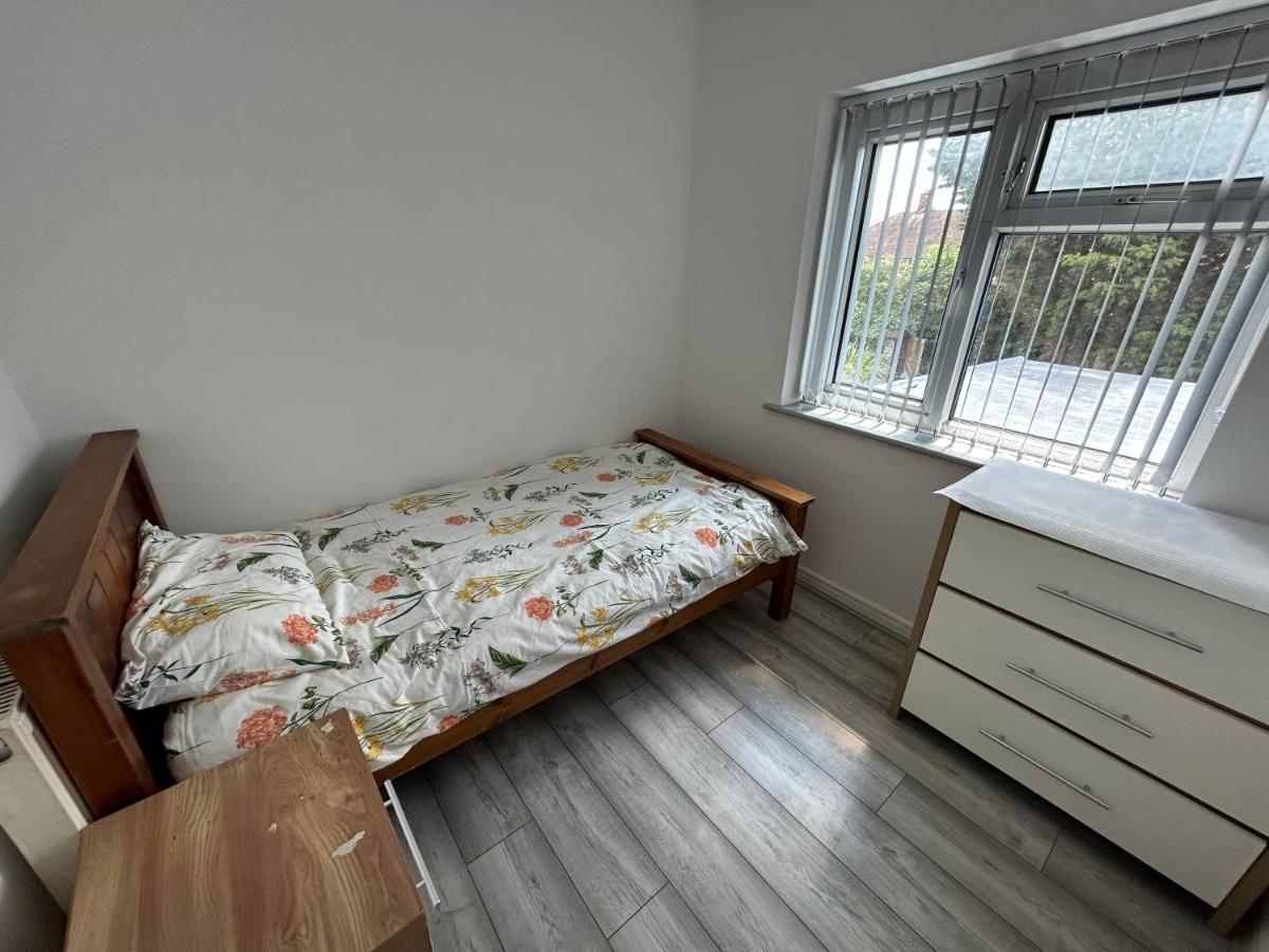 Lovely 3 Bedroom Entire Home With Street Parking - Close To Nec, Bhx Airport - Sleeps 6 Guests Ideal For Contractors & Families Бірмінгем Екстер'єр фото